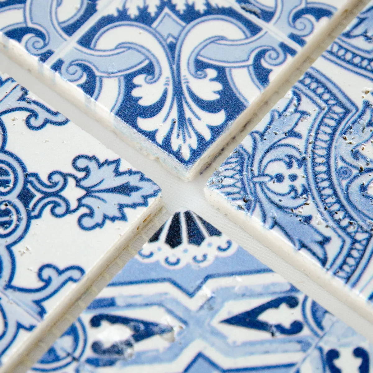 Détail joints mosaïque travertin Renaissance bleu finition pierre naturelle