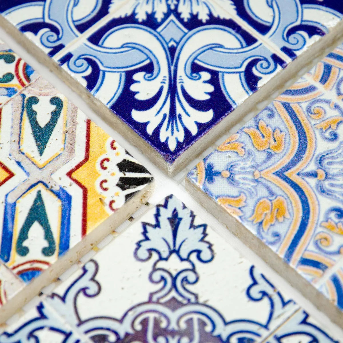 Détail joints relief travertin color mosaïque texture pierre teintée