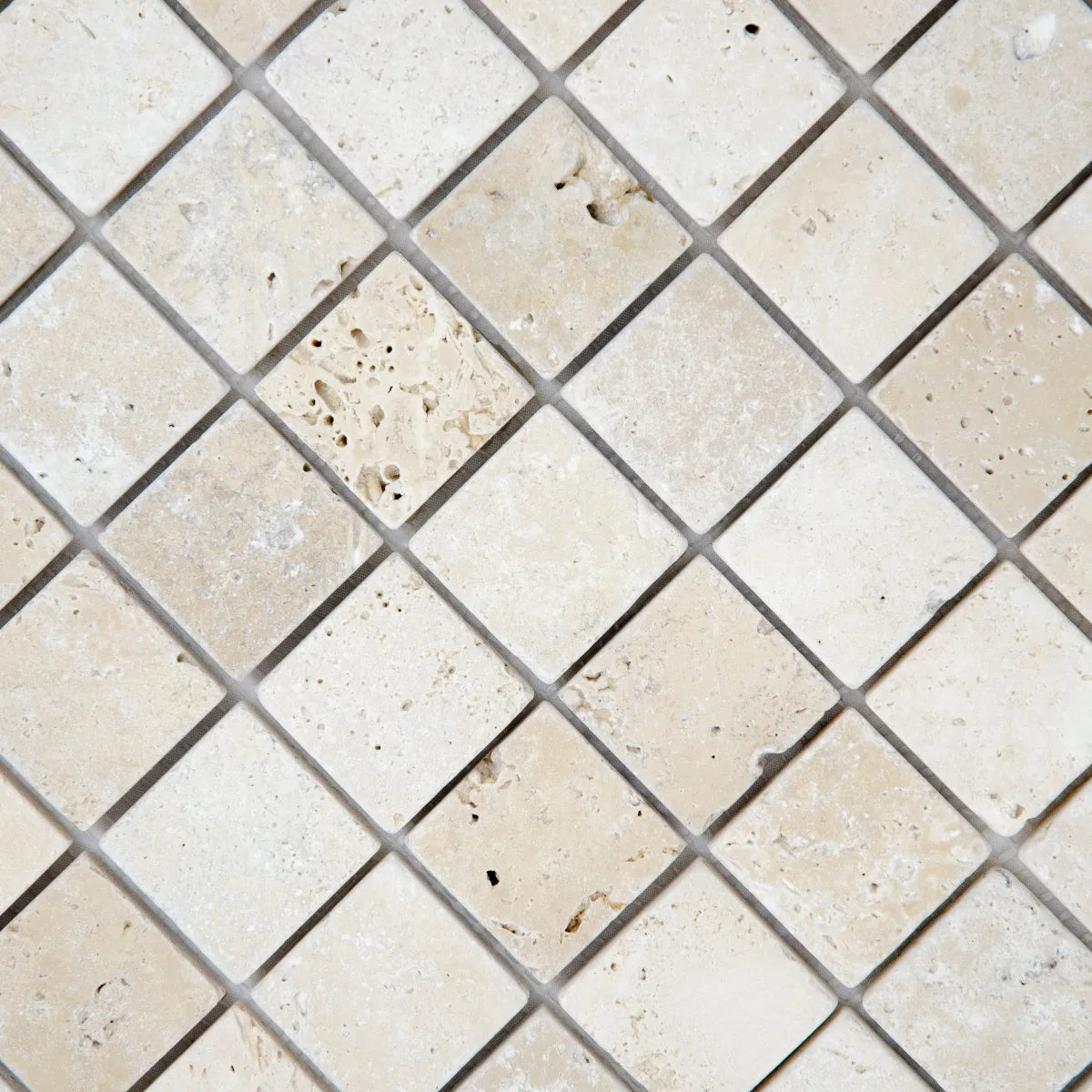 Détail joints relief travertin ivoire mosaïque surface pierre naturelle
