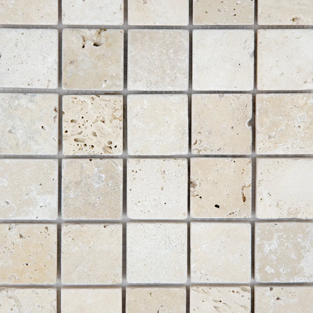 Détail carreaux travertin ivoire mosaïque texture surface naturelle