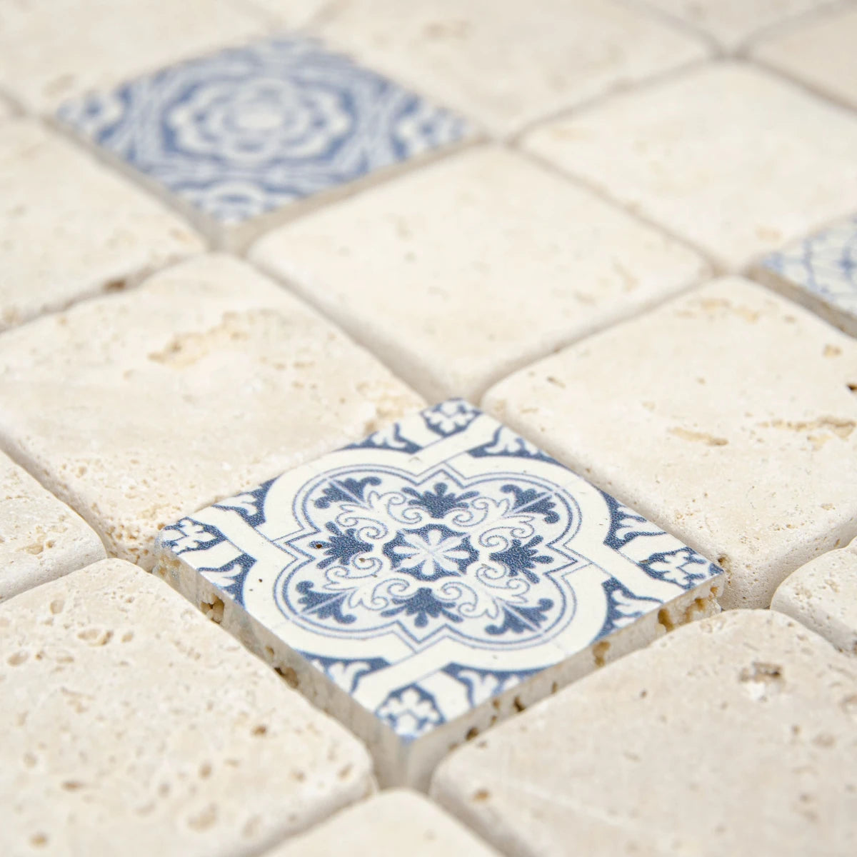 Mosaïque travertin ivoire décorée Renaissance bleu 4,8x4,8 cm - Texture et matière de surface