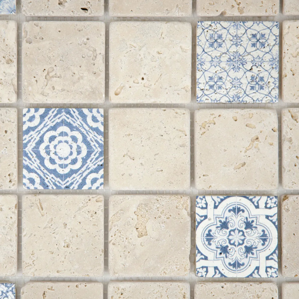 Mosaïque travertin ivoire décorée Renaissance bleu 4,8x4,8 cm - Zoom détail motif