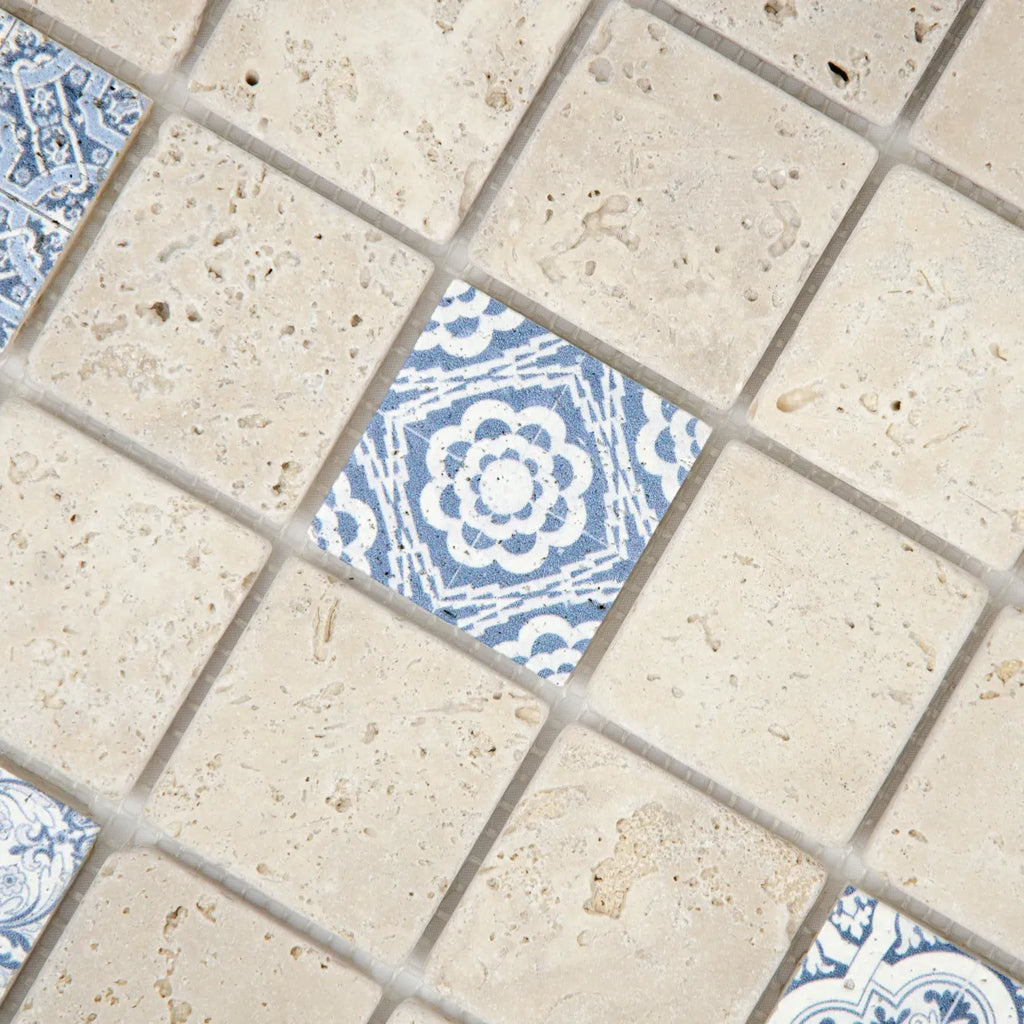 Mosaïque travertin ivoire décorée Renaissance bleu 4,8x4,8 cm - Zoom perspective détail