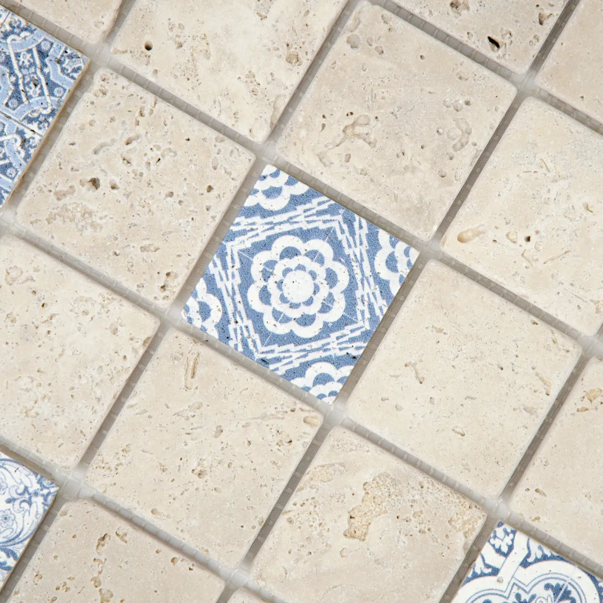 Mosaïque travertin ivoire décorée Renaissance bleu 4,8x4,8 cm - Zoom perspective détail