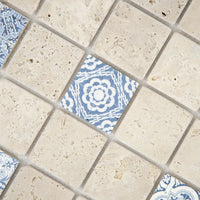 Mosaïque travertin ivoire décorée Renaissance bleu 4,8x4,8 cm - Zoom perspective détail