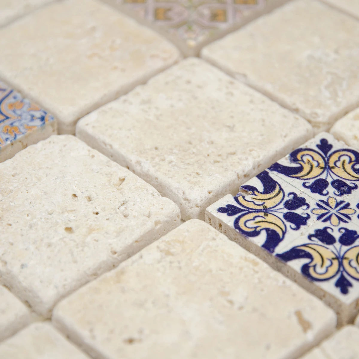 Mosaïque travertin ivoire décorée Renaissance color 4,8x4,8 cm - Texture et matière de surface