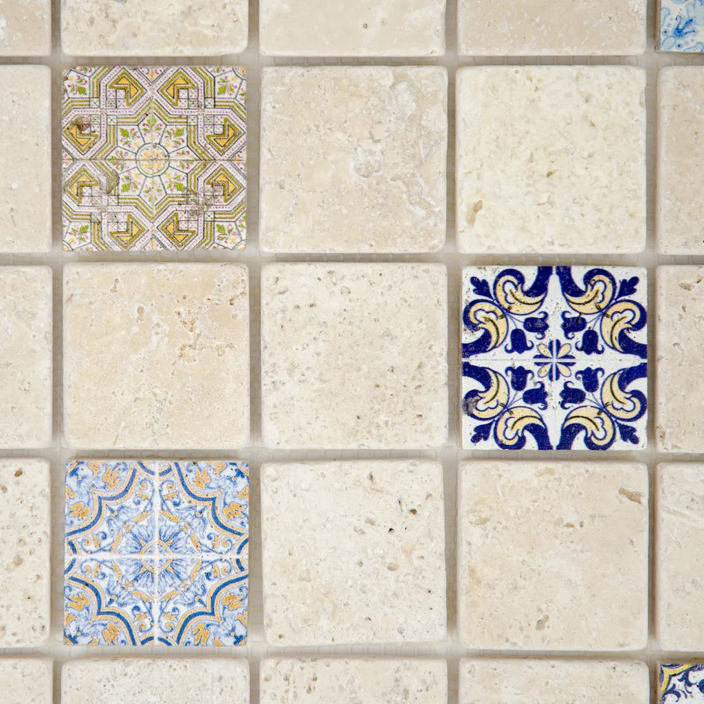 Mosaïque travertin ivoire décorée Renaissance color 4,8x4,8 cm - Zoom détail motif