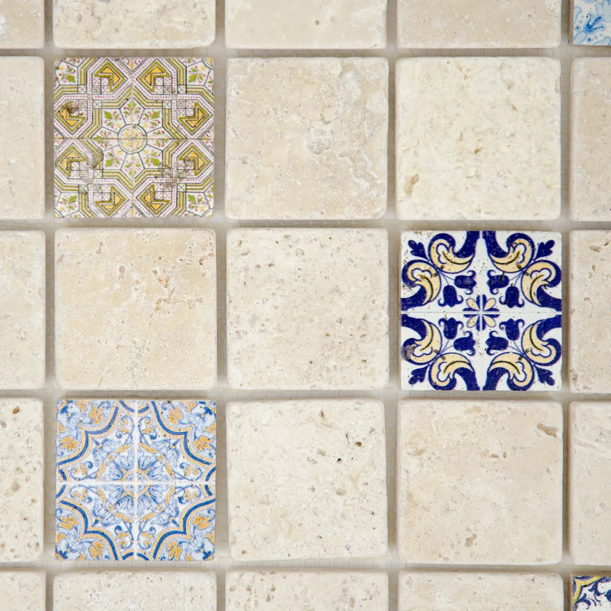 Mosaïque travertin ivoire décorée Renaissance color 4,8x4,8 cm - Zoom détail motif