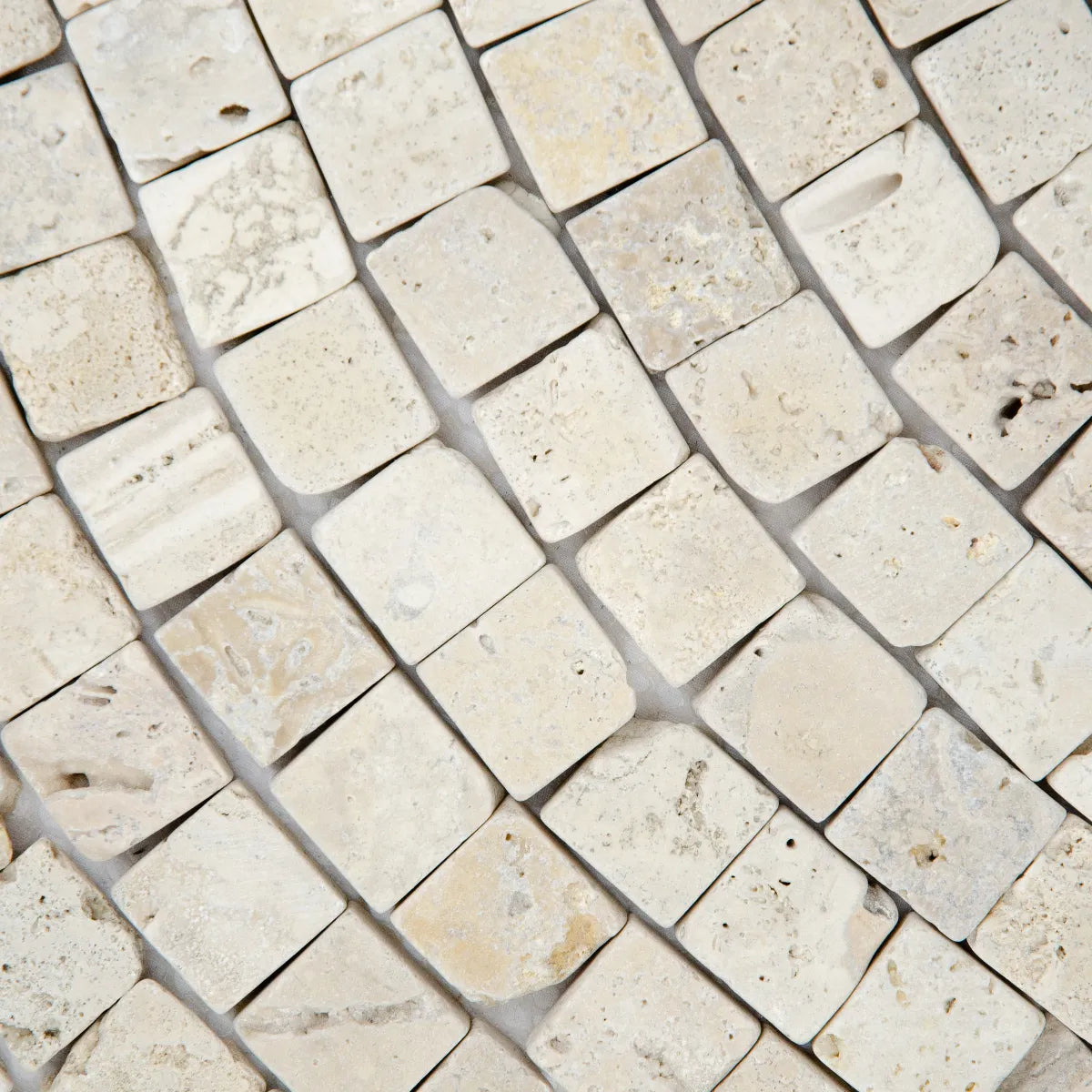 Détail joints relief vague travertin ivoire mosaïque surface naturelle