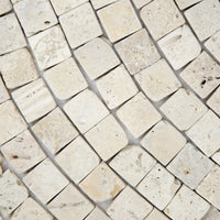 Détail joints relief vague travertin ivoire mosaïque surface naturelle