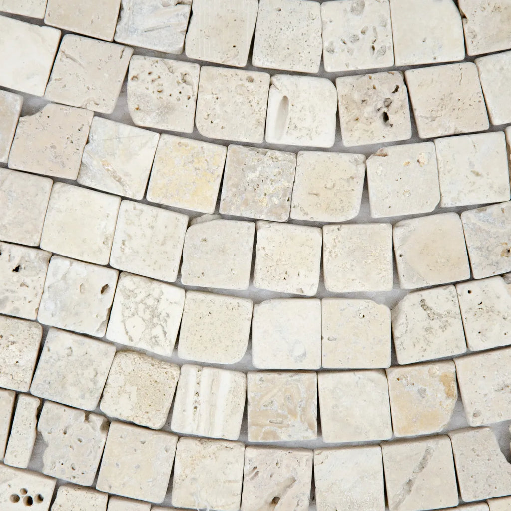 Détail motifs vague travertin ivoire mosaïque ondulations relief pierre