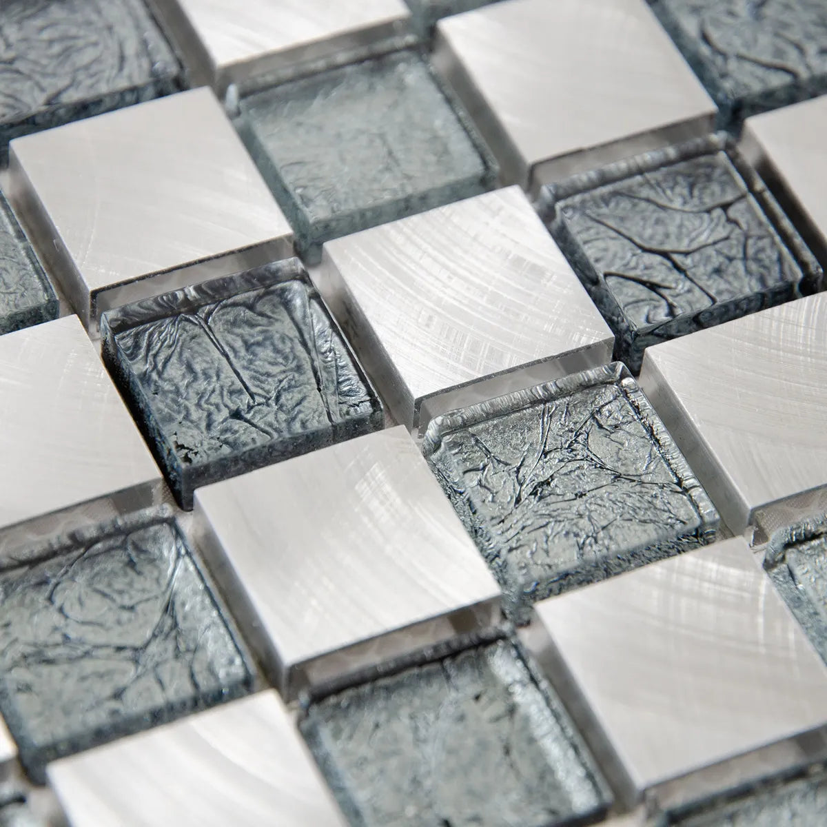 Mosaïque verre et aluminium argent détails