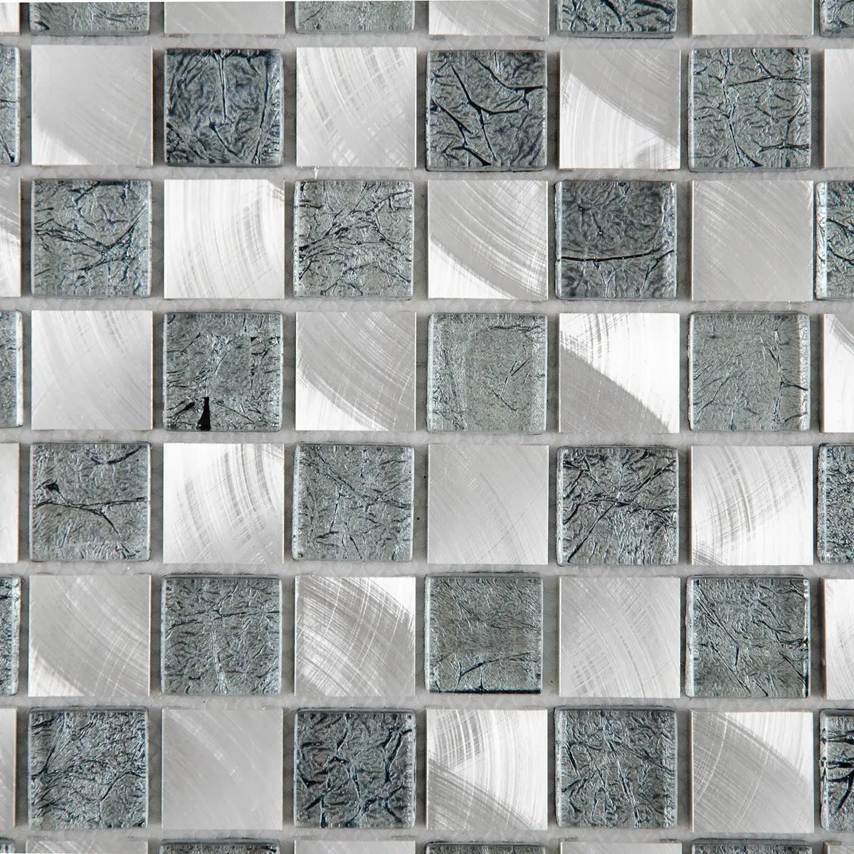 Mosaïque verre et aluminium argent zoomé