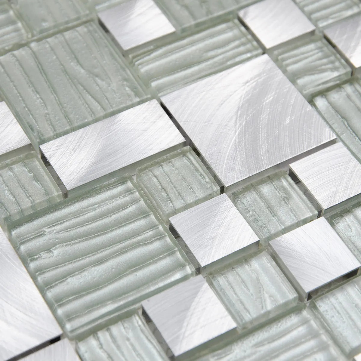 Mosaïque en verre et aluminium blanc et gris detail