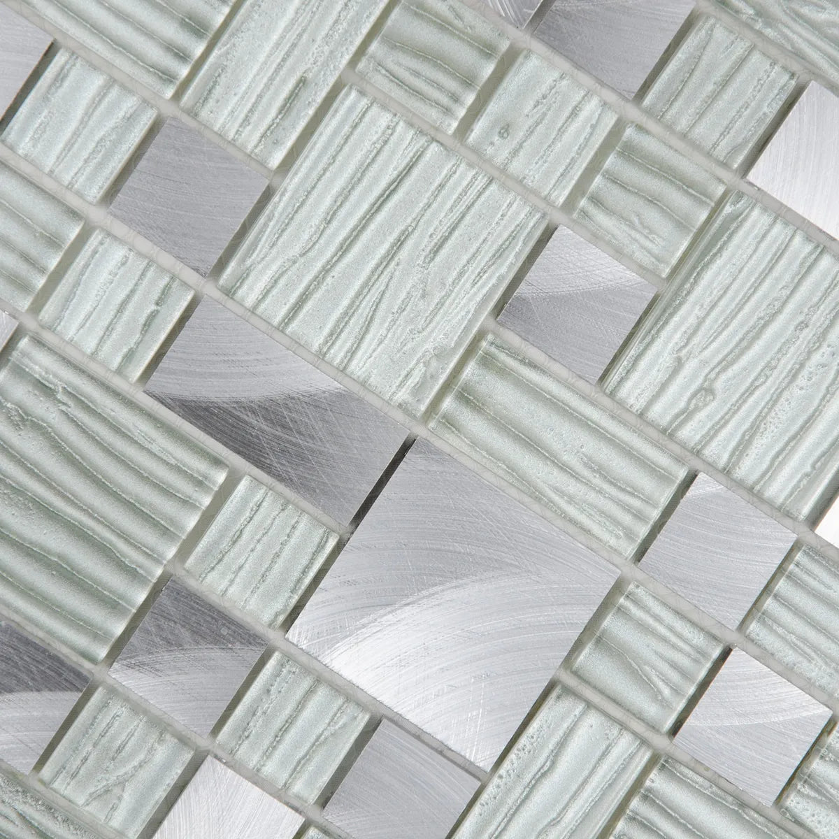 Mosaïque en verre et aluminium blanc et gris matiere
