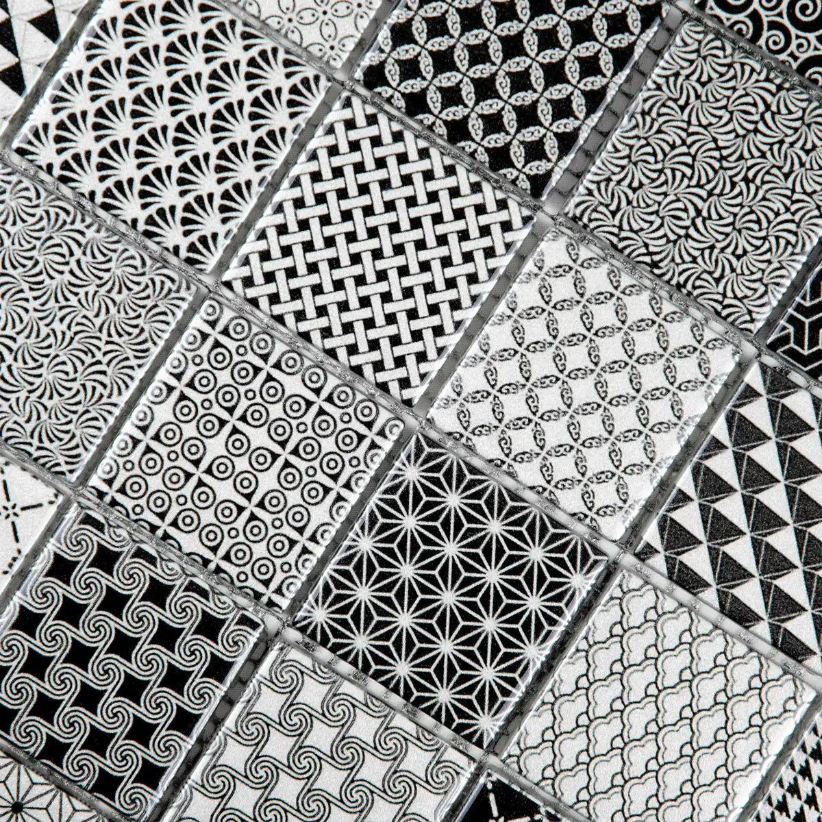 Mosaïque en verre gris et noir motif matiere