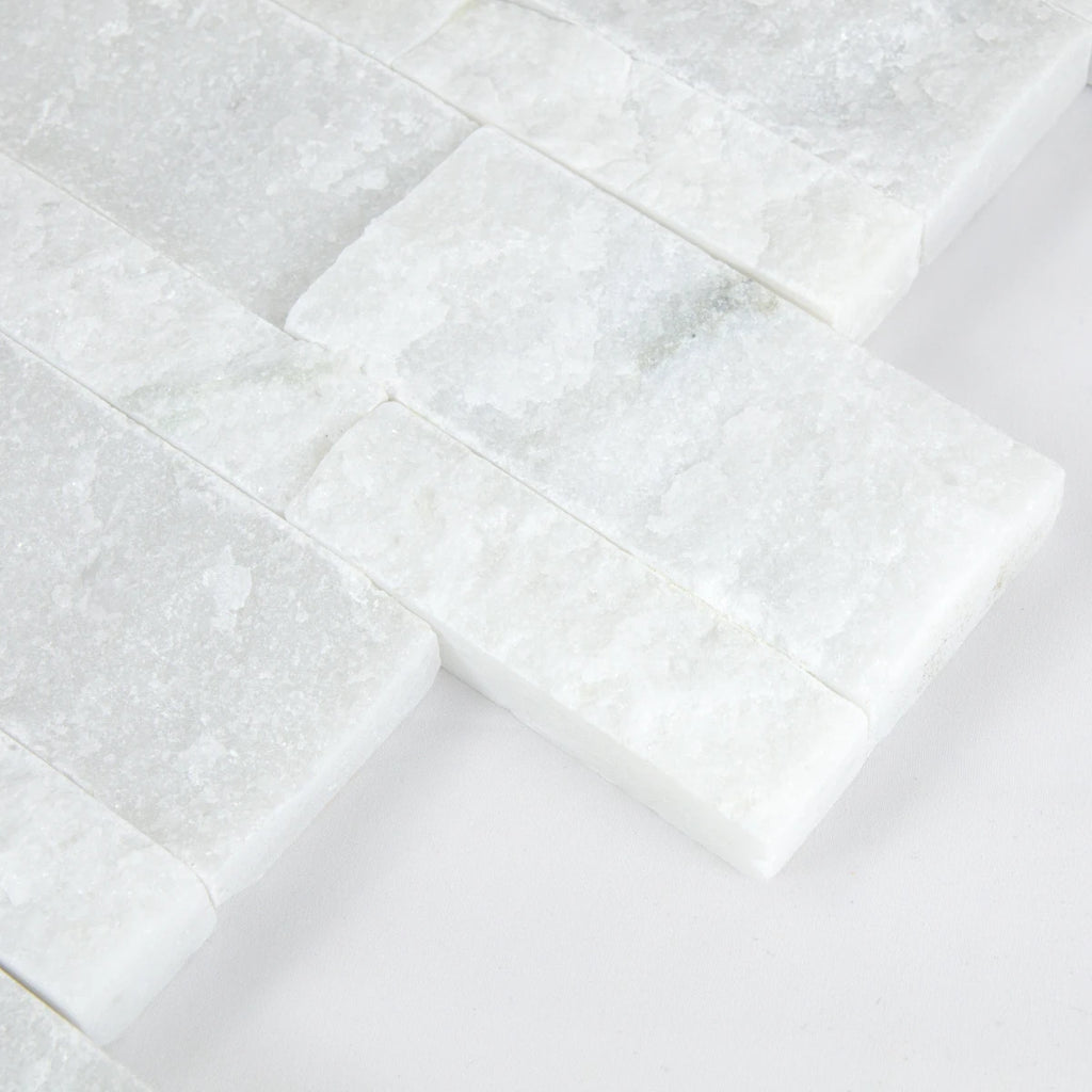 Focus sur les finitions du Parement Marbre Blanc