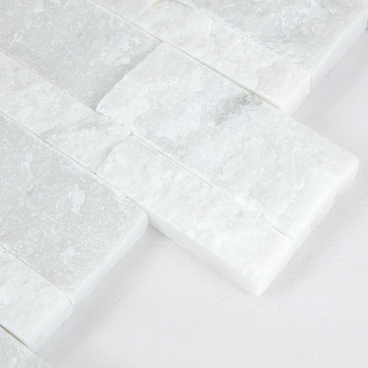 Focus sur les finitions du Parement Marbre Blanc
