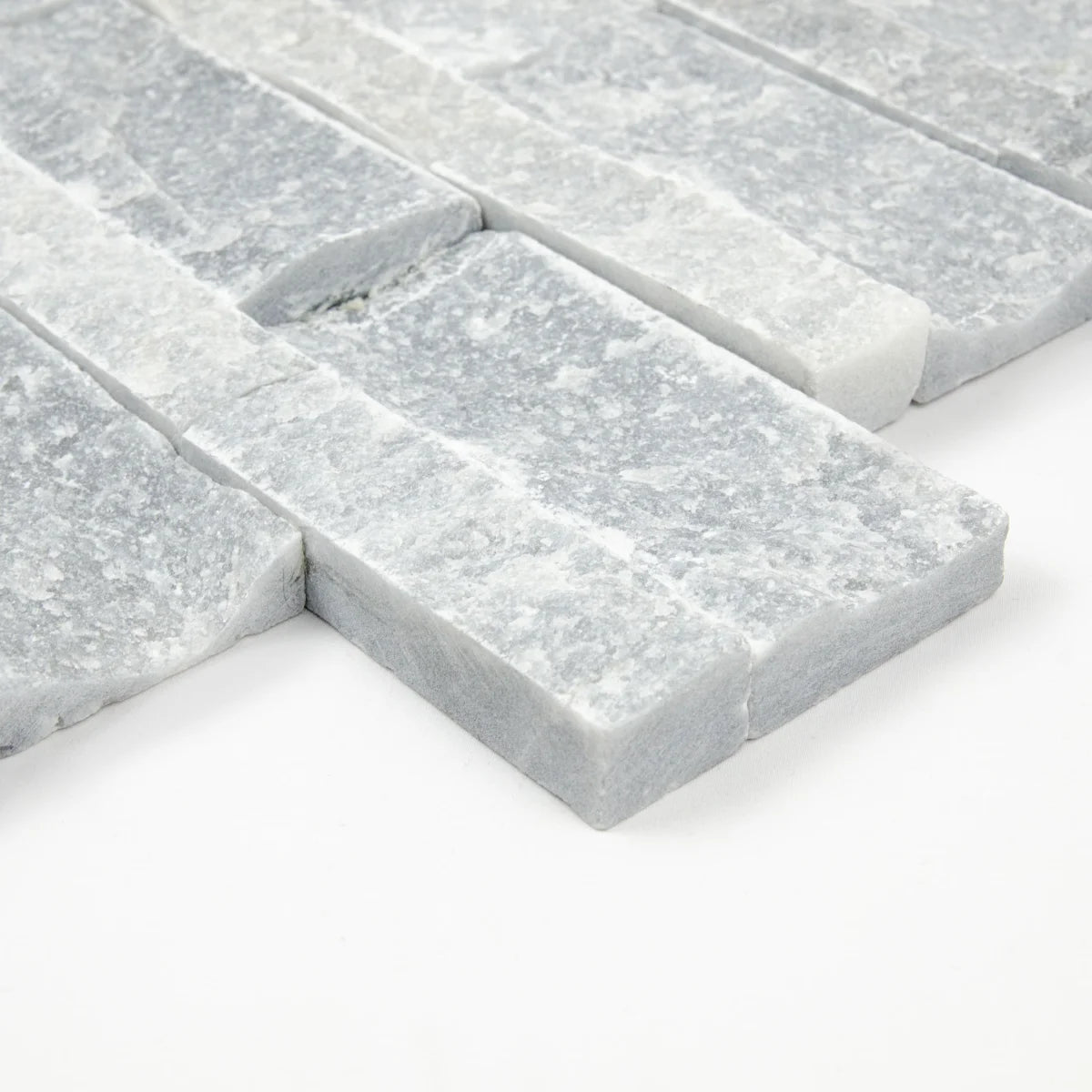 Focus sur les finitions du Parement Marbre Gris