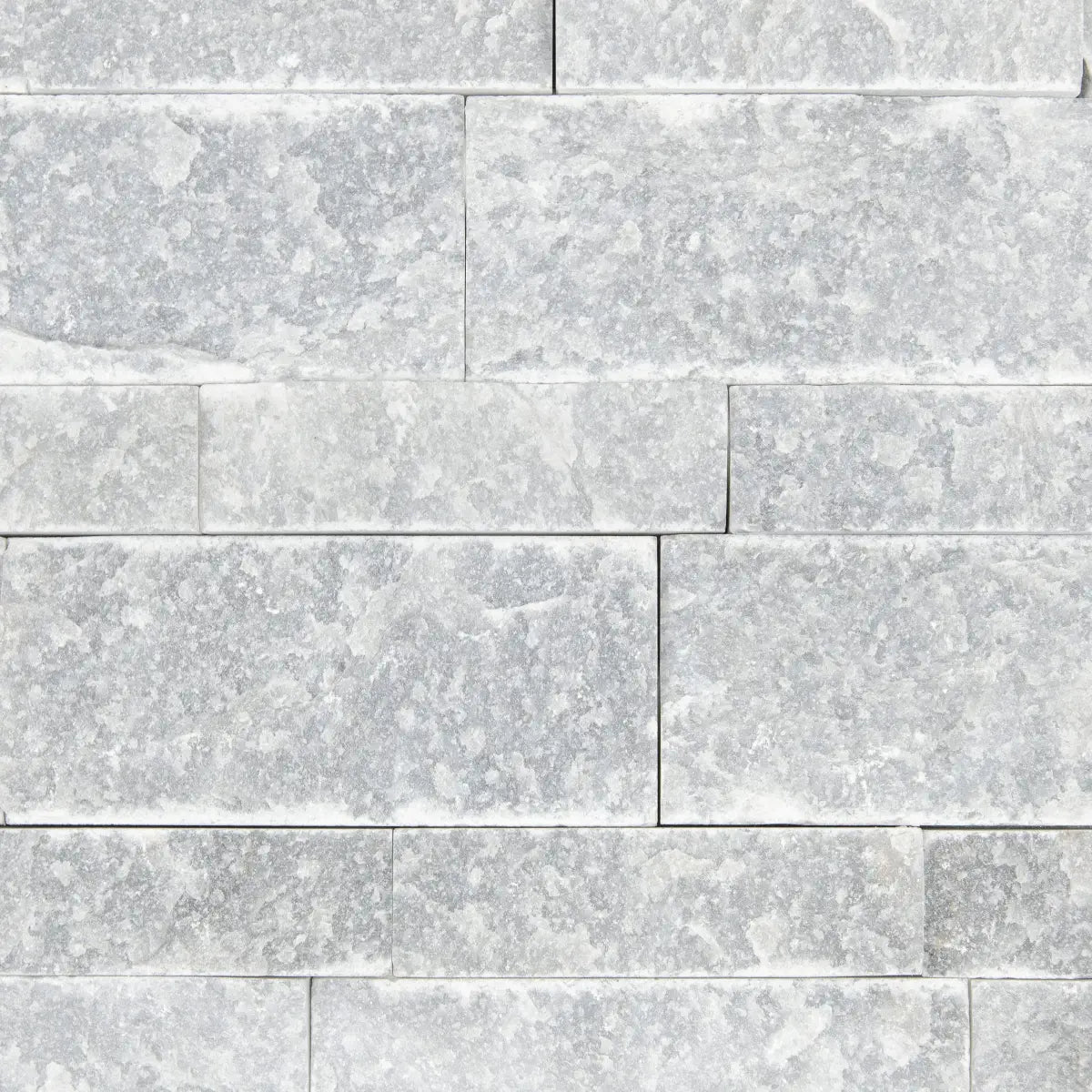 Gros plan sur les nuances du Parement Marbre Gris
