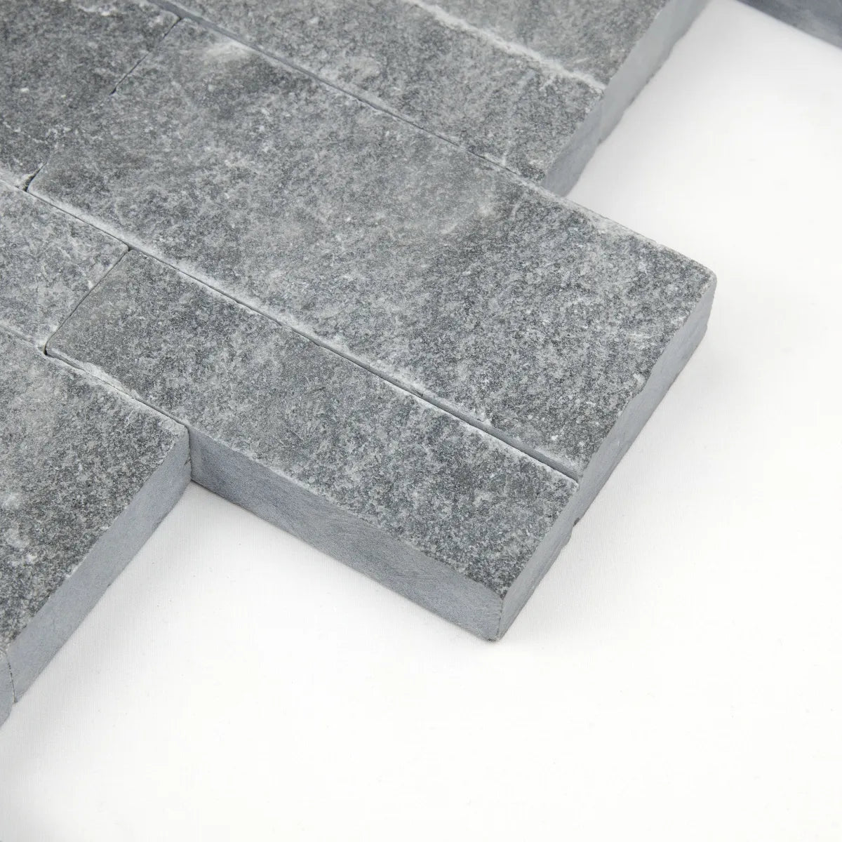 Focus sur les finitions du Parement Marbre Noir