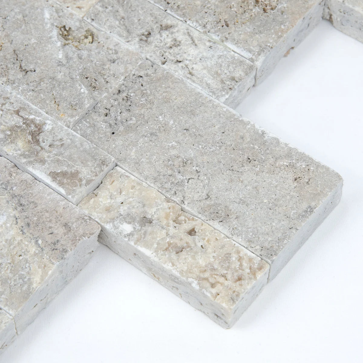 Focus sur les finitions du Parement Travertin Gris