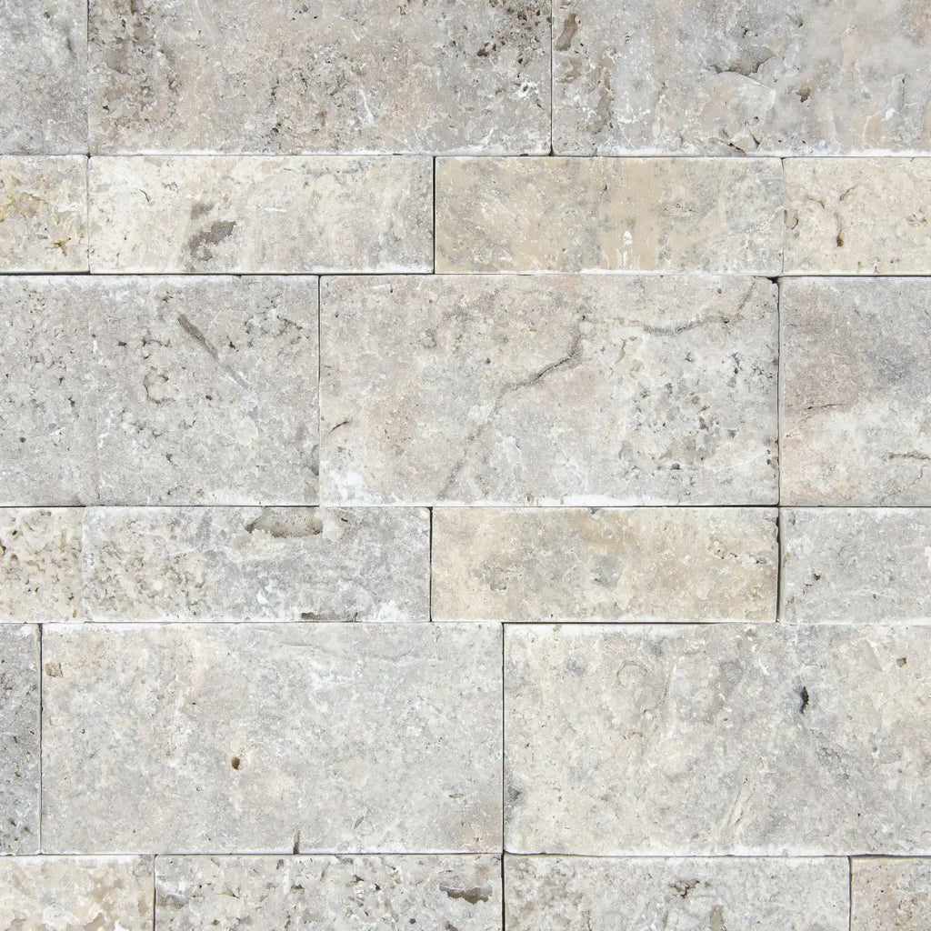 Gros plan sur les nuances du Parement Travertin Gris