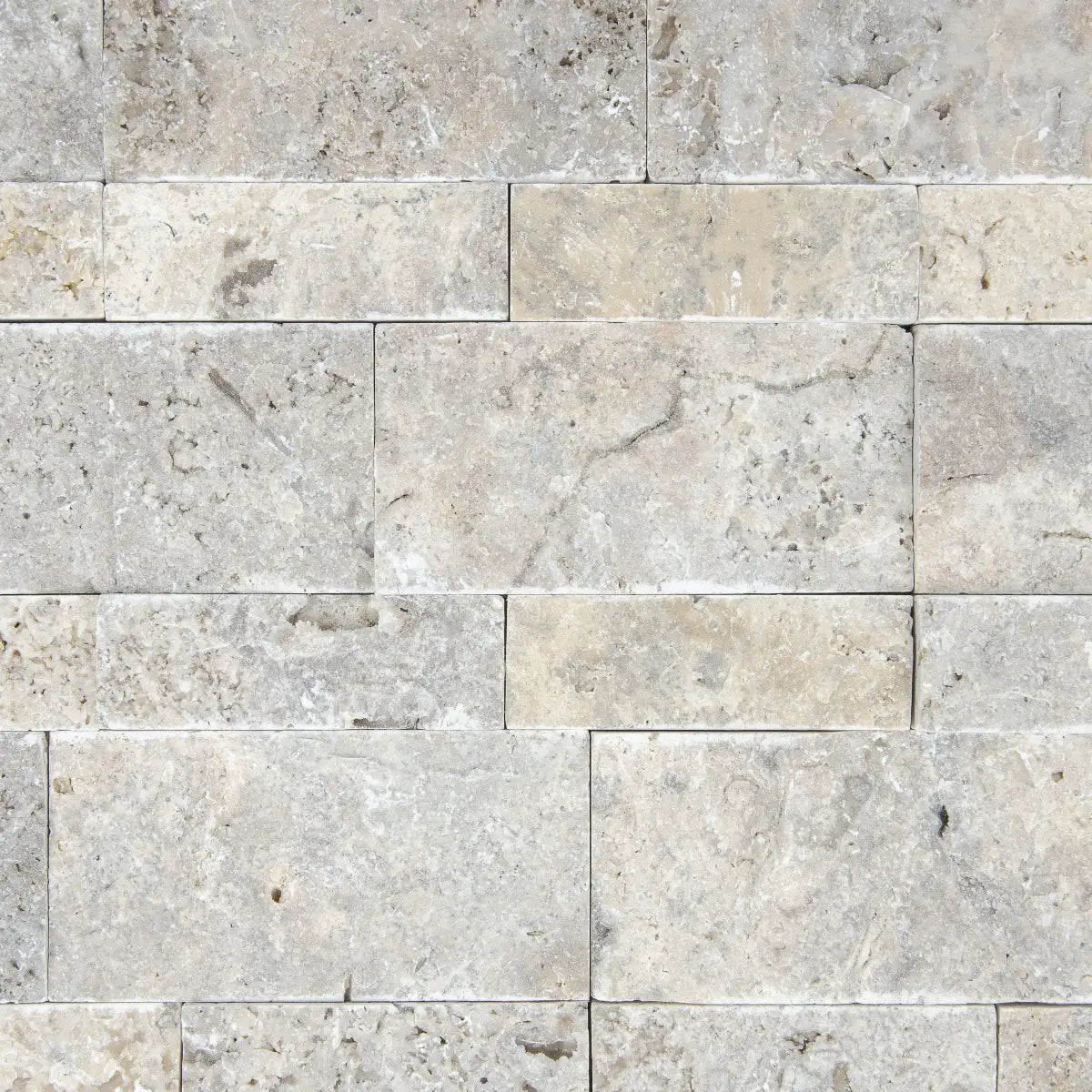 Gros plan sur les nuances du Parement Travertin Gris