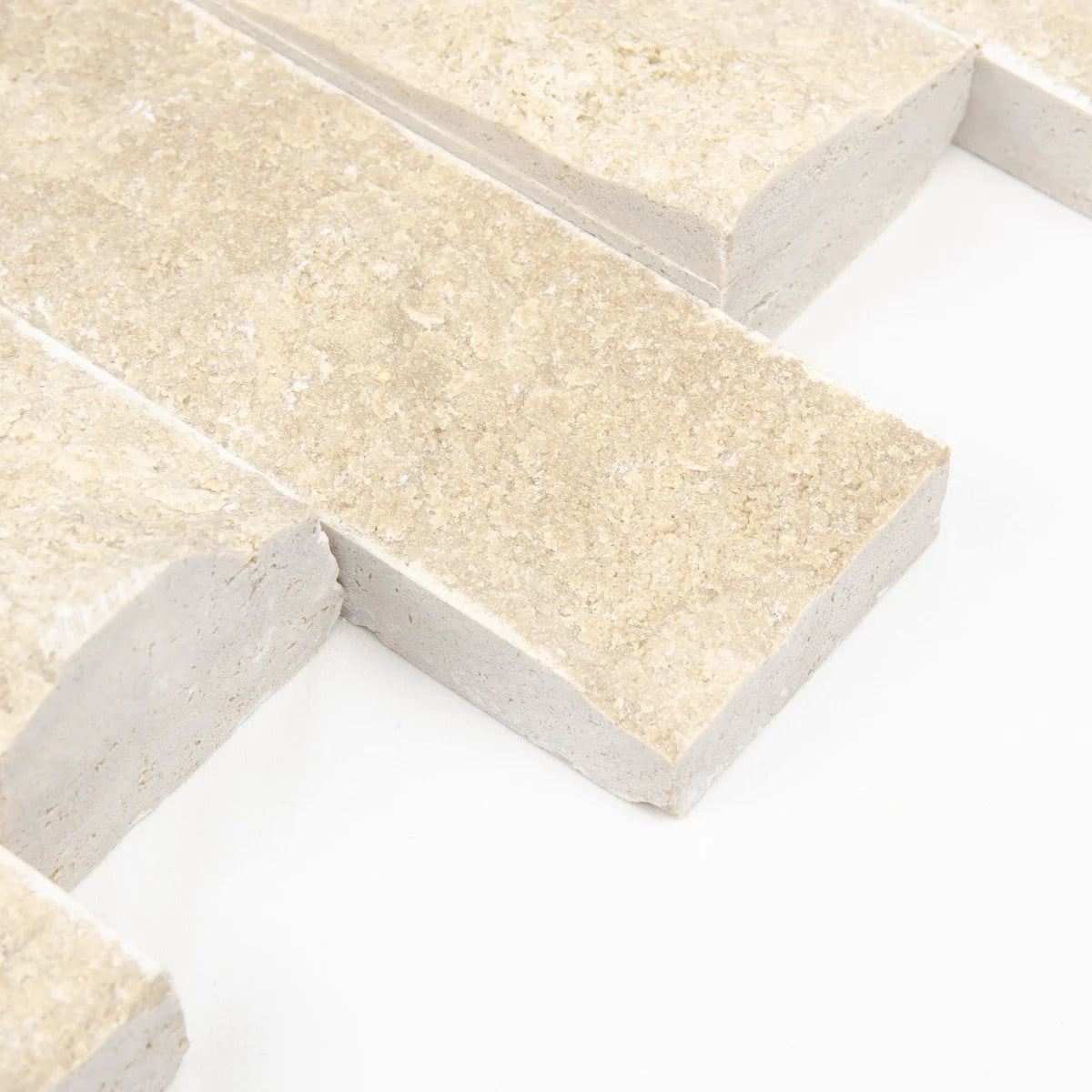 Focus sur les finitions du Parement Travertin Split Face